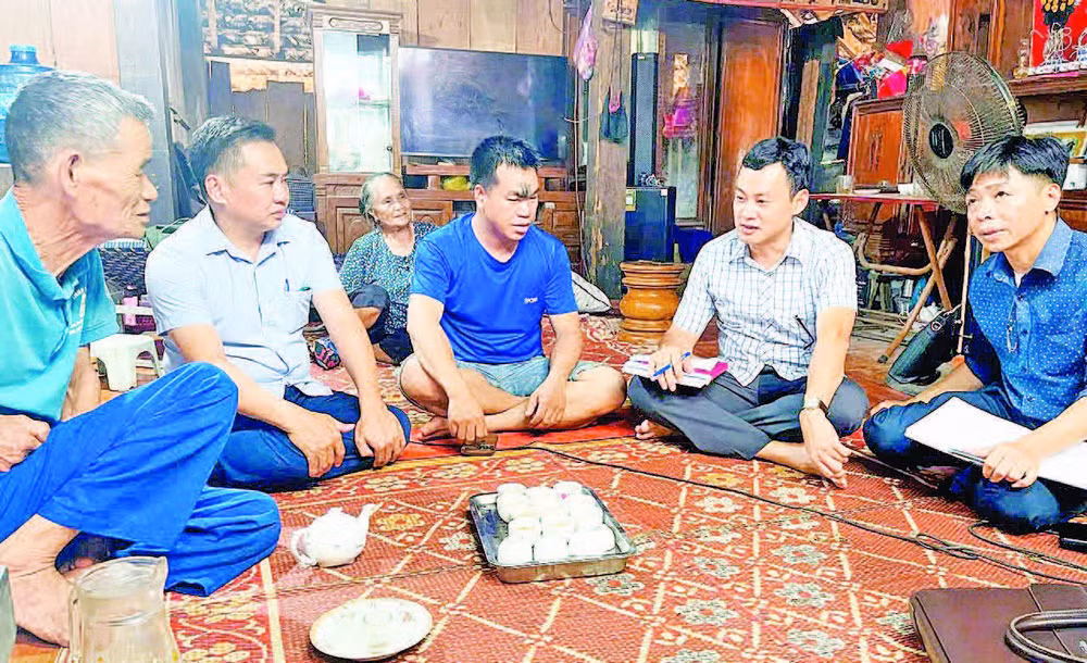 Lãnh đạo xã Bạch Thông và đoàn công tác đi rà soát từng trường hợp cụ thể ở thôn, bản.