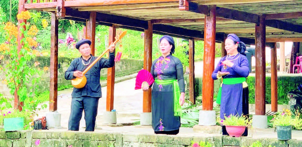 Trình diễn hát then, đàn tính phục vụ khách du lịch. 3.jpg