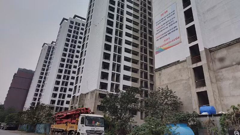 Một dự án nhà ở xã hội tại Khu đô thị Pháp Vân-Tứ Hiệp (Hà Nội) bị chậm tiến độ. (Ảnh Văn Học)