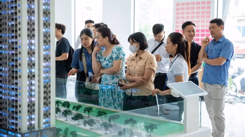 Người dân tìm hiểu mô hình nhà ở xã hội, được xây dựng trên đường Lê Thánh Tông, thành phố Hải Phòng. (Ảnh Thu Hằng)