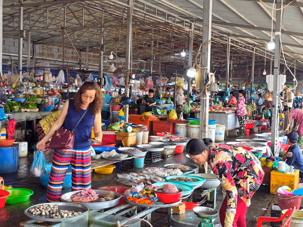 Chợ hải sản bên dòng sông Hậu Cần Thơ. Ảnh: Nam Nguyễn