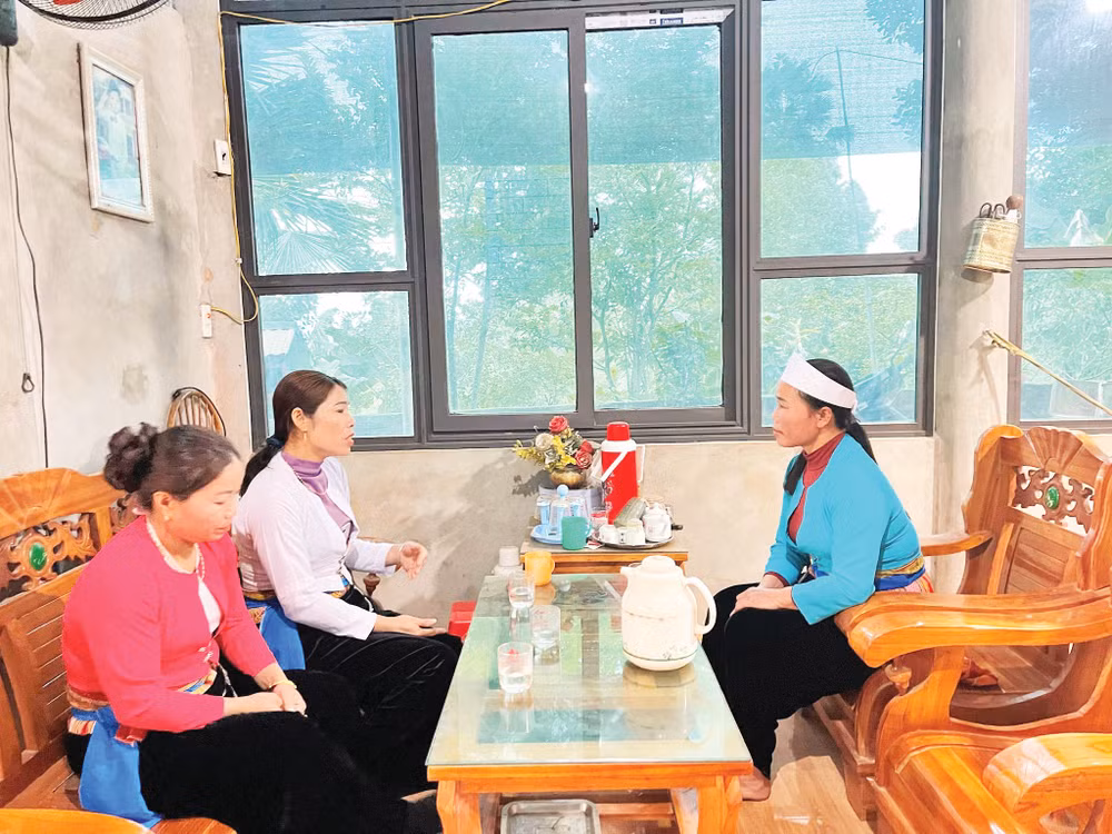 Chị Bùi Thị Phịnh (bên phải) chia sẻ kinh nghiệm với bà con. Ảnh: Vân Sơn