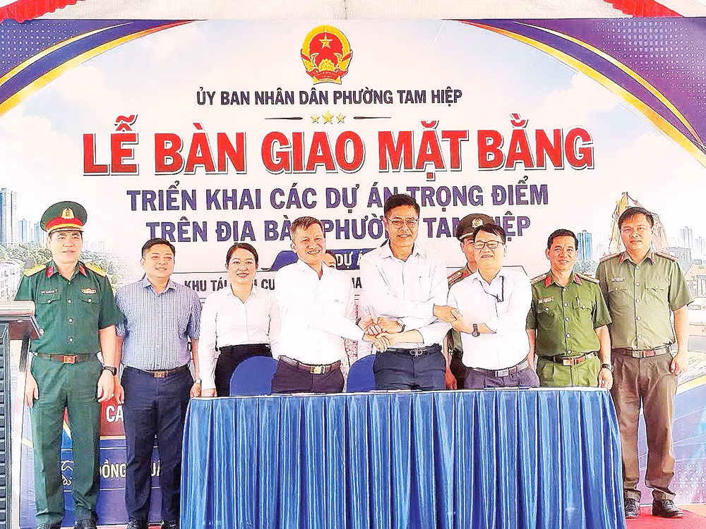 Ngày 3/8, phường Tam Hiệp đã bàn giao mặt bằng để triển khai ba dự án trọng điểm trên địa bàn. Ảnh: Ủy ban nhân dân phường Tam Hiệp