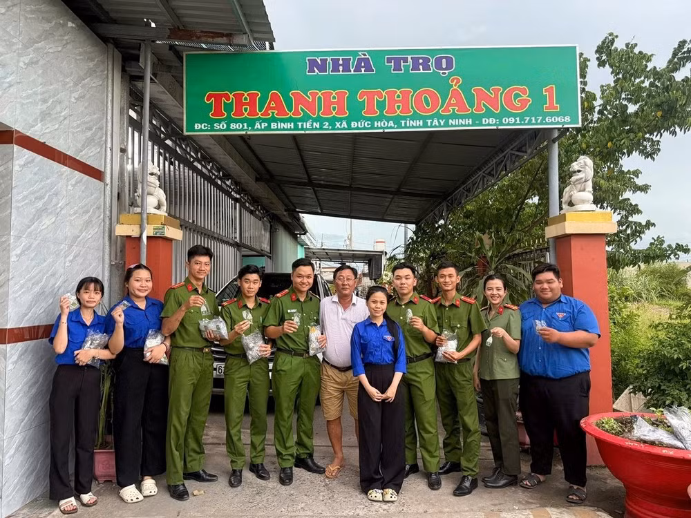 Công an xã Đức Hòa phối hợp Đoàn xã trao tặng móc khóa tuyên truyền cho người dân. Ảnh: Bé Ngân