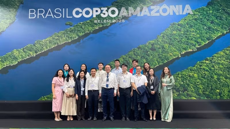 Đoàn đại diện thanh, thiếu niên Việt Nam tham dự COP30 chụp ảnh kỷ niệm cùng Thứ trưởng Nông nghiệp và Môi trường Lê Công Thành tại Brazil.