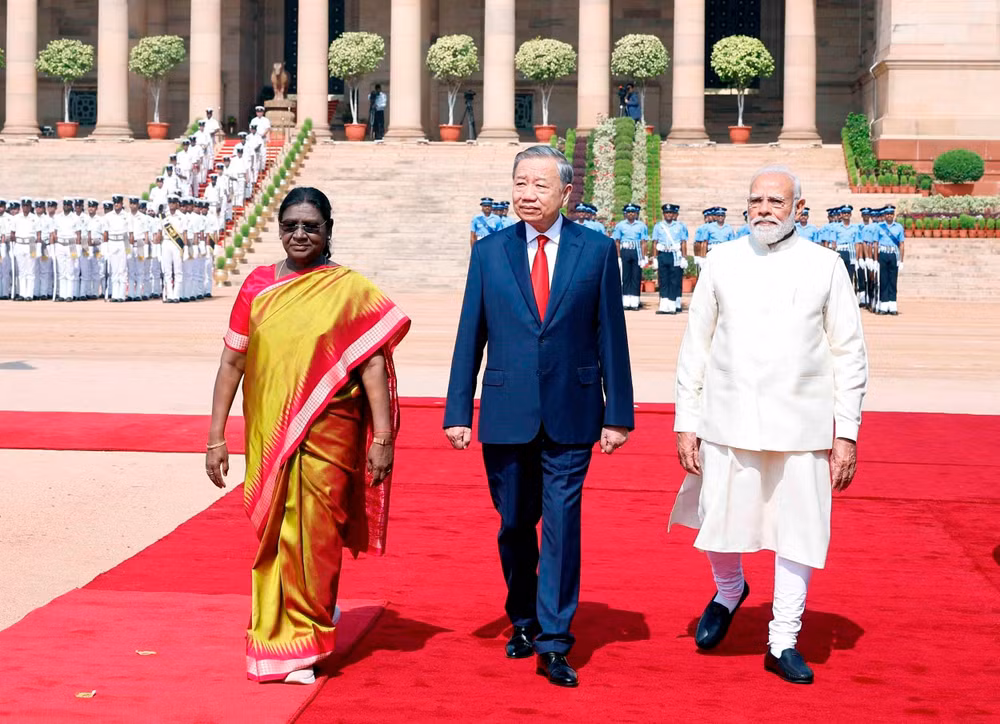 Sáng 6/5/2026, tại Phủ Tổng thống ở Thủ đô New Delhi, Tổng thống Droupadi Murmu và Thủ tướng Narendra Modi đồng chủ trì Lễ đón trọng thể Tổng Bí thư, Chủ tịch nước Tô Lâm cùng Ðoàn đại biểu cấp cao Việt Nam thăm cấp Nhà nước tới Cộng hòa Ấn Ðộ theo nghi thức cao nhất dành cho nguyên thủ quốc gia. (Ảnh TTXVN)