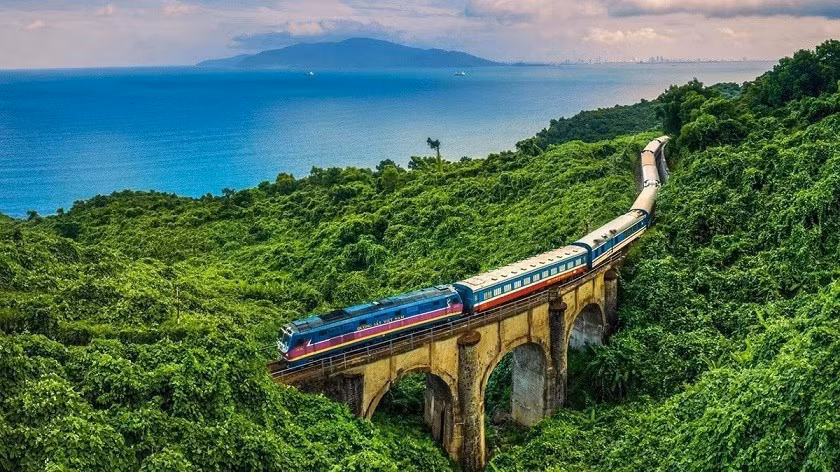 Du lịch bằng tàu hỏa giúp du khách được tận mắt thấy một Việt Nam đa sắc màu.