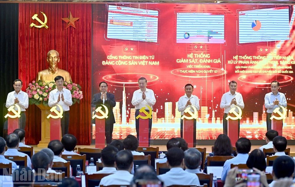 Tổng Bí thư Tô Lâm, Thủ tướng Phạm Minh Chính và các đồng chí lãnh đạo Đảng, Nhà nước thực hiện nghi thức ra mắt 3 nền tảng số phục vụ triển khai Nghị quyết số 57-NQ/TW. ndo_bl_a4-bnd-1186.jpg