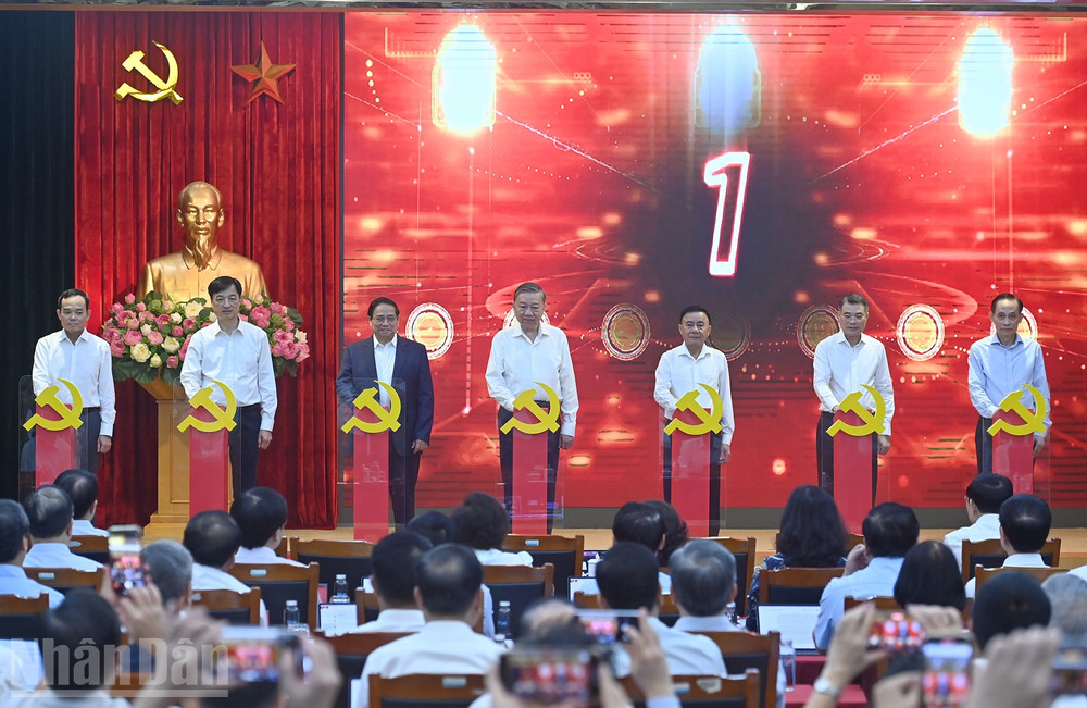 Tổng Bí thư Tô Lâm, Thủ tướng Phạm Minh Chính và các đồng chí lãnh đạo Đảng, Nhà nước thực hiện nghi thức ra mắt 3 nền tảng số phục vụ triển khai Nghị quyết số 57-NQ/TW. ndo_bl_a3-bnd-1174.jpg
