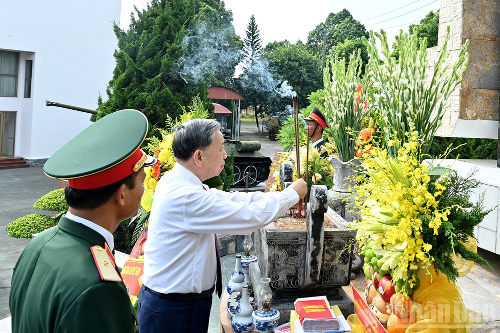 Tổng Bí thư Tô Lâm dâng hương tưởng niệm các Anh hùng-Liệt sĩ tại Đài tưởng niệm liệt sĩ Quân đoàn 12. ndo_br_a6-bnd-7700.jpg