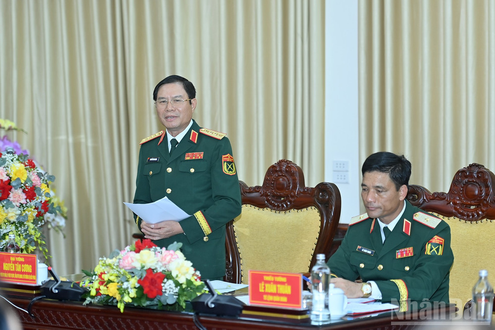 Đồng chí Đại tướng Nguyễn Tân Cương, Tổng Tham mưu trưởng Quân đội nhân dân Việt Nam , Thứ trưởng Bộ Quốc phòng phát biểu tại buổi làm việc. ndo_br_a8-bnd-7958.jpg