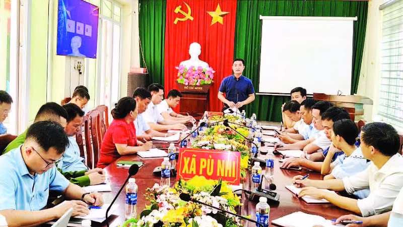 Cán bộ, công chức xã Pù Nhi, tỉnh Thanh Hóa dự hội nghị triển khai công tác sau kiện toàn tổ chức, bộ máy.