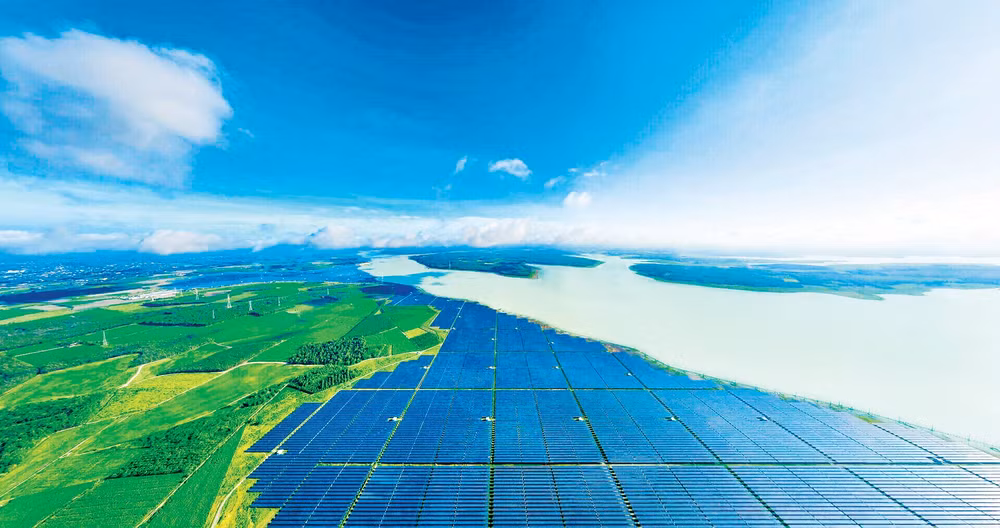 Điện mặt trời trên hồ Dầu Tiếng.