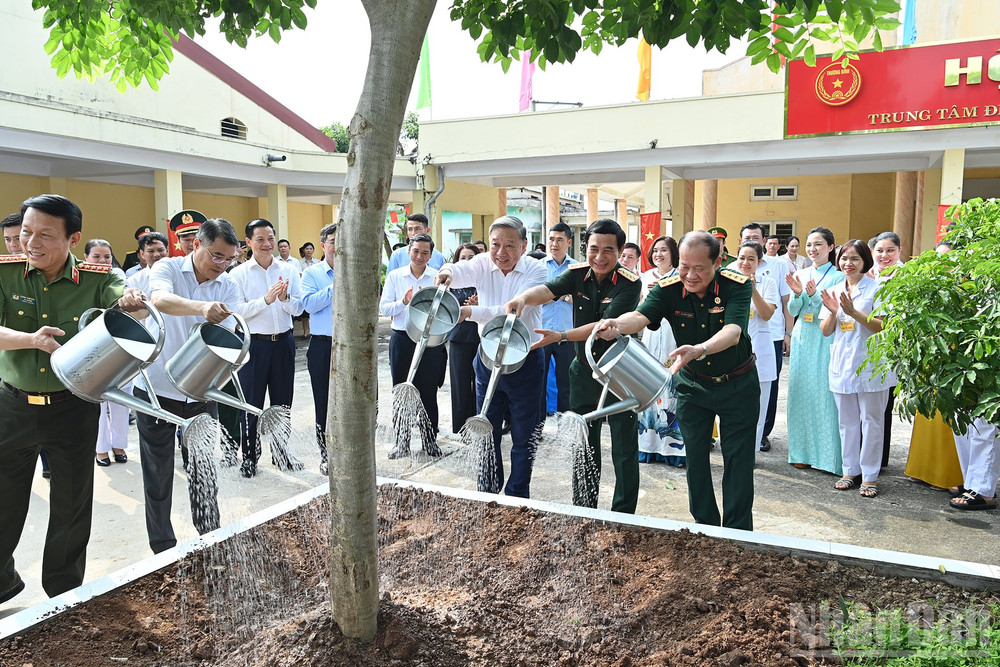 Tổng Bí thư Tô Lâm và Đoàn công tác Trung ương trồng cây lưu niệm tại Trung tâm Điều dưỡng thương binh Thuận Thành (phường Ninh Xá, tỉnh Bắc Ninh). ndo_br_a10-bnd-3940.jpg