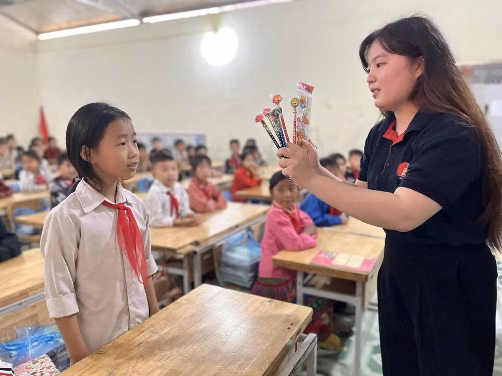 Giáo viên Trường phổ thông liên cấp Marie Curie (Hà Nội) trong một đợt dạy trực tiếp tại Mèo Vạc (Tuyên Quang). 