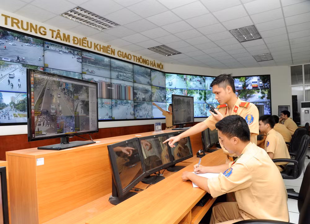 Giám sát từ trung tâm điều hành giúp giảm lực lượng làm nhiệm vụ trực tiếp trên đường. Ảnh | Trần Hải