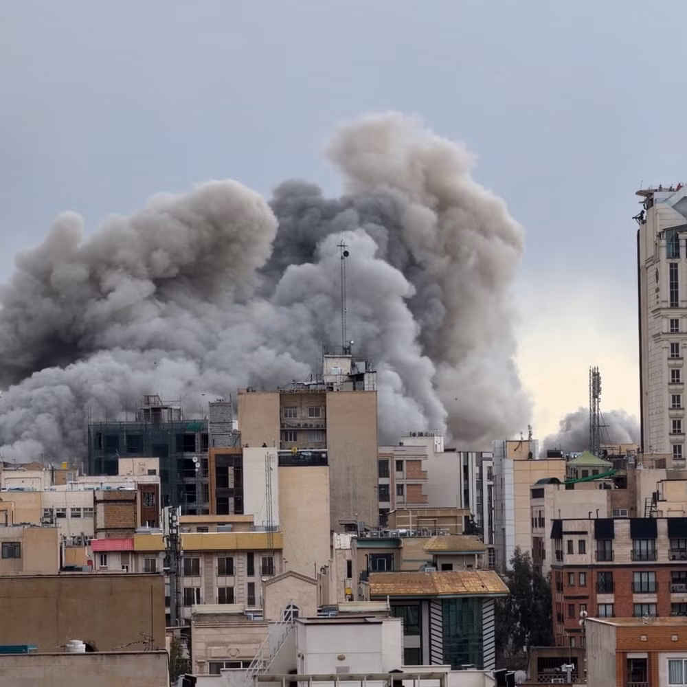 Khói bốc lên sau cuộc không kích vào Tehran (Iran) tháng 3/2026. Ảnh | Mohsen Ganji/AP