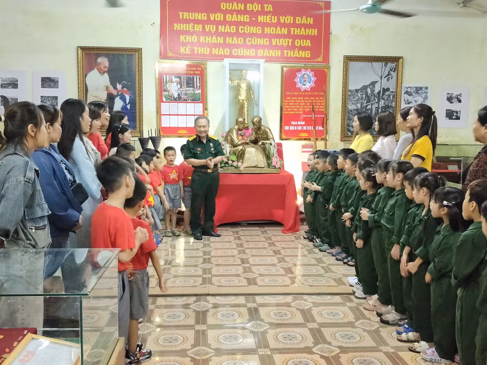 Với hệ thống hiện vật ở Bảo tàng, có thêm các cựu tù cách mạng kể chuyện, các bài học lịch sử trở nên chân thực, cảm xúc và thuyết phục hơn.