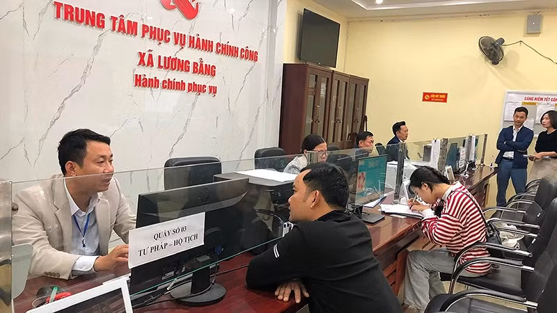 Cán bộ Trung tâm phục vụ hành chính công xã Lương Bằng (Hưng Yên) giải quyết thủ tục hành chính phục vụ người dân.