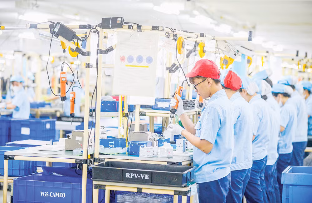 Công nhân trong ca sản xuất tại Công ty TNHH Rhythm. Ảnh trong bài | THÀNH ĐẠT