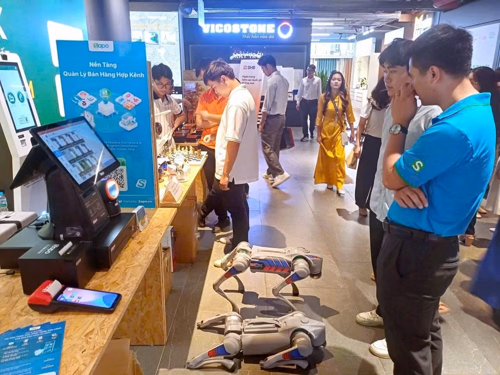 Để đạt mục tiêu tăng trưởng đã đề ra, chính quyền Thủ đô xác định rõ nhiệm vụ đồng hành cùng người dân, doanh nghiệp ứng dụng thương mại điện tử, công nghệ số.