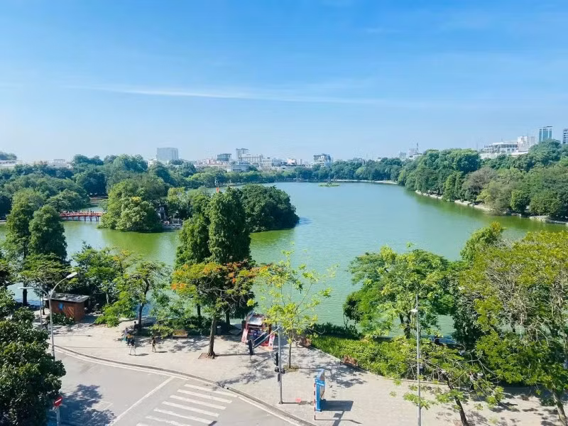 UBND thành phố Hà Nội đề xuất thí điểm vùng phát thải thấp quanh Hồ Gươm và phố cổ từ 1/7/2026, không cấm xe máy chạy xăng ở vùng lõi Hoàn Kiếm như phương án trước đây.