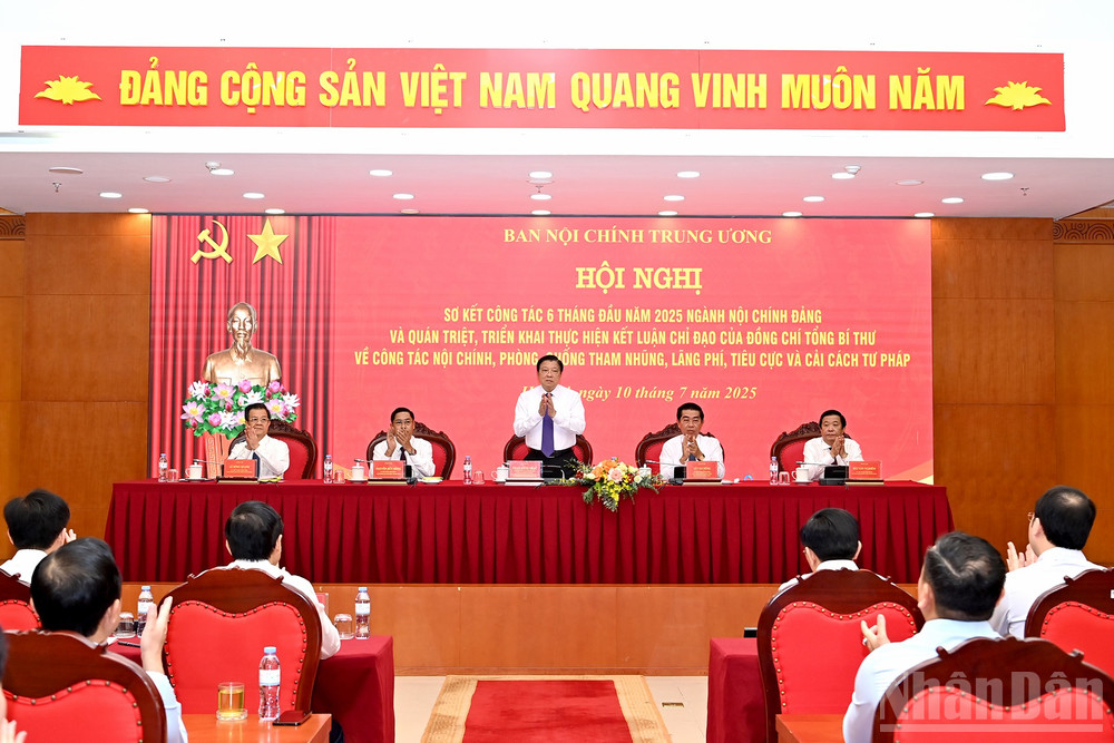 Trưởng ban Nội chính Trung ương Phan Đình Trạc và các đồng chí Phó Trưởng ban chủ trì hội nghị. ndo_br_a2-bnd-2565.jpg