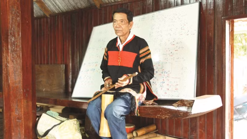 Nghệ nhân Y Hiu Niê Kđăm diễn tấu chiêng tre.