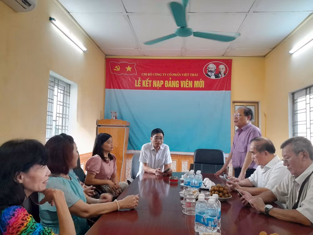 Lãnh đạo Hiệp hội Tấm lợp Việt Nam trao đổi với Công ty cổ phần Việt Thái về hoạt động thiện nguyện và sản xuất. 