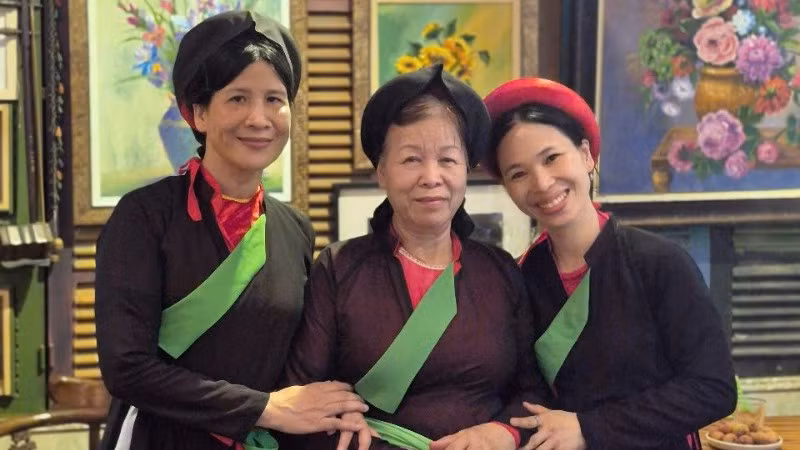 Chị hai quan họ Nguyễn Như Chính (giữa) cùng các học trò tại điểm hẹn Ba Tầm art coffee, 51 Ô Đồng Lầm (phường Văn Miếu, Hà Nội).