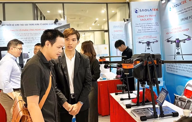 Trưng bày, trình diễn công nghệ UAV tại sự kiện.