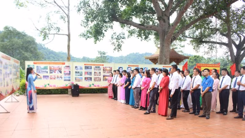 Thuyết minh viên của Bảo tàng tỉnh giới thiệu nội dung triển lãm đến cán bộ, đảng viên, quần chúng nhân dân.