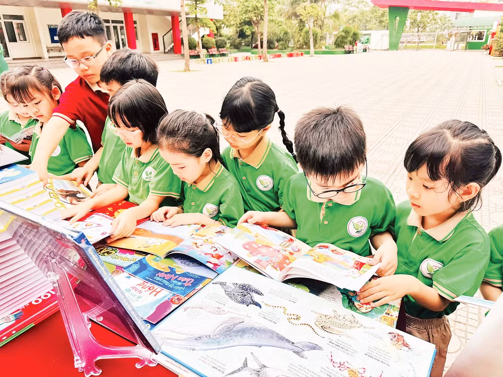 Những góc đọc sách bắt mắt, hấp dẫn thu hút nhiều học sinh quan tâm. Trường tiểu học Long Biên (Hà Nội).