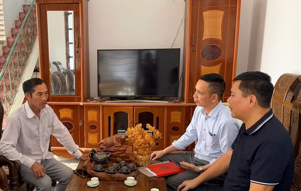 Ông Phạm Hùng Cát (trái) chia sẻ nỗi lo lắng khi môi trường bị đe dọa. (Ảnh NAM NGUYỄN)