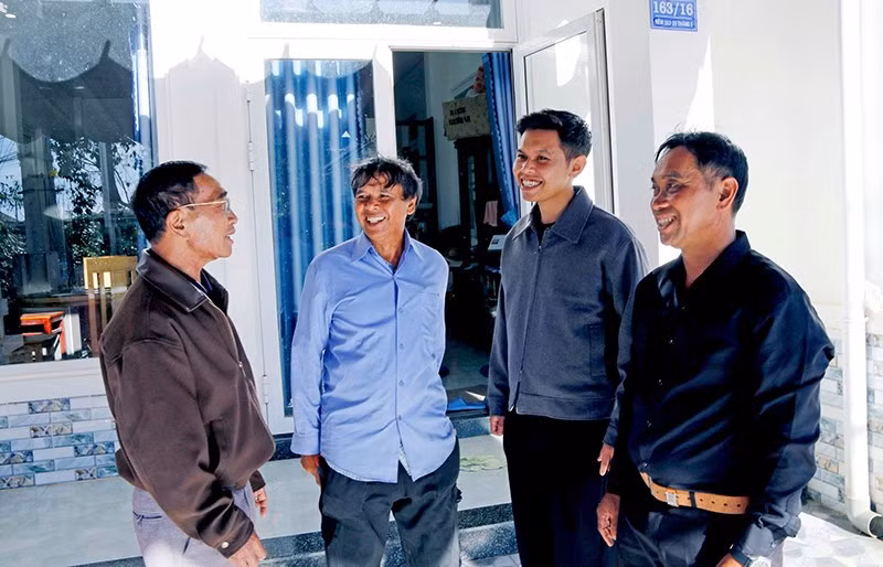 Ông Kwuyên Cil trò chuyện với người dân tổ dân phố B’ Nơr B.