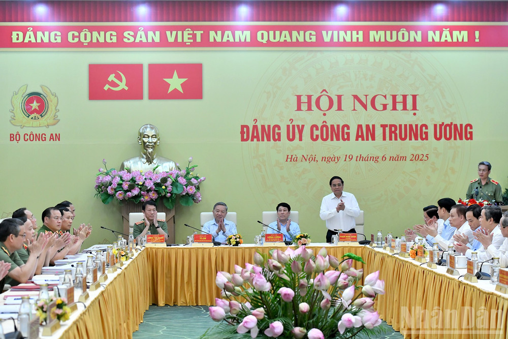 Tổng Bí thư Tô Lâm, Chủ tịch nước Lương Cường, Thủ tướng Chính phủ Phạm Minh Chính và Bộ trưởng Công an Lương Tam Quang và các đại biểu dự Hội nghị. ndo_br_a4-dsc-4118-6031.jpg
