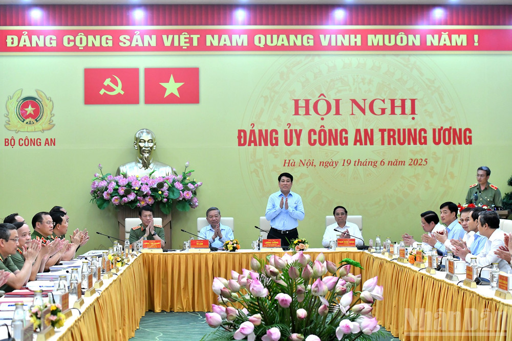Tổng Bí thư Tô Lâm, Chủ tịch nước Lương Cường, Thủ tướng Chính phủ Phạm Minh Chính và Bộ trưởng Công an Lương Tam Quang và các đại biểu dự Hội nghị. ndo_br_a3-dsc-4111-4960.jpg
