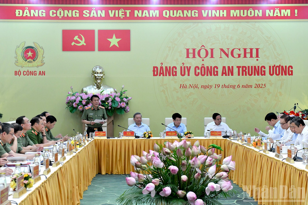 Đại tướng Lương Tam Quang, Ủy viên Bộ Chính trị, Bí thư Đảng ủy Công an Trung ương, Bộ trưởng Công an phát biểu khai mạc Hội nghị. ndo_br_a6-dsc-4167-6516.jpg