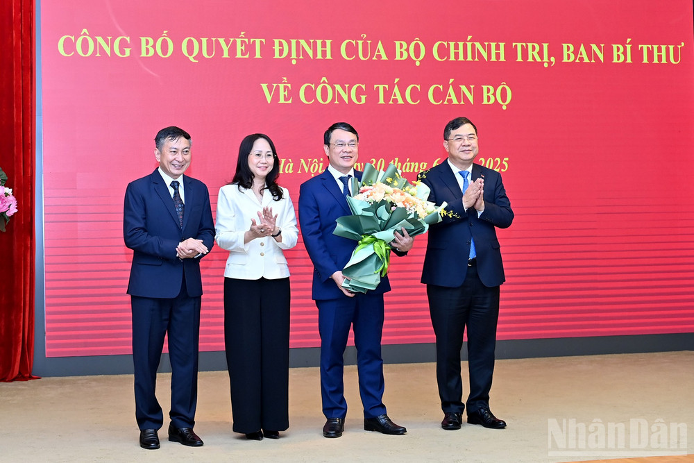 Lãnh đạo Văn phòng Trung ương Đảng tặng hoa chúc mừng đồng chí Đặng Khánh Toàn. ndo_br_a7-bnd-1012.jpg