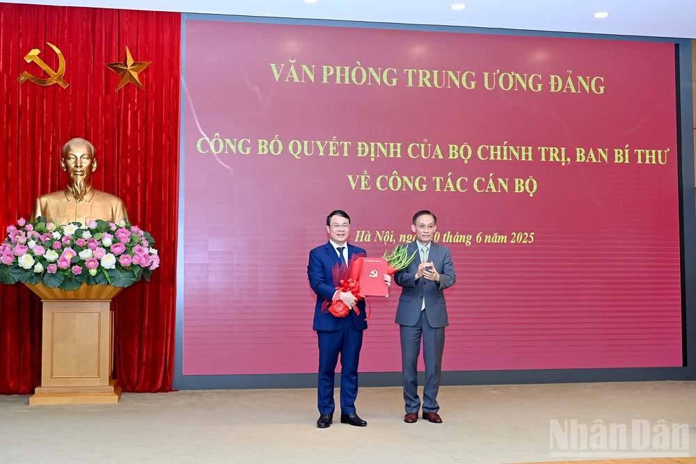 Đồng chí Lê Hoài Trung, Bí thư Trung ương Đảng, Chánh Văn phòng Trung ương trao quyết định của Bộ Chính trị điều động, bổ nhiệm giữ chức Phó Chánh Văn phòng Trung ương Đảng cho đồng chí Đặng Khánh Toàn. ndo_br_a3-bnd-0969.jpg