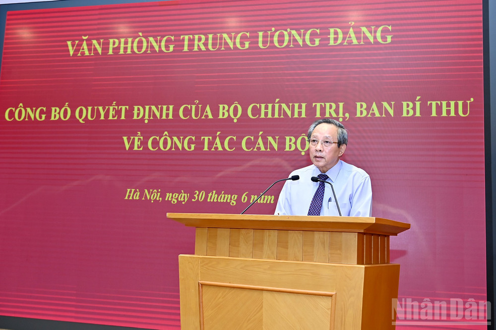 Phó Trưởng ban Thường trực Ban Tổ chức Trung ương Hoàng Đăng Quang công bố các Quyết định của Bộ Chính trị, Ban Bí thư. ndo_br_a3-bnd-0956.jpg