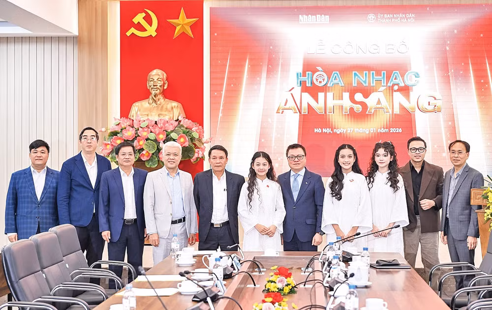 Đồng chí Lê Quốc Minh cùng các đại biểu và ca sĩ tuổi học trò tại Lễ công bố chương trình Hòa nhạc. (Ảnh Thành Đạt)