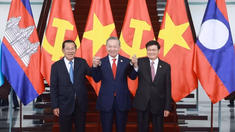 Các nhà lãnh đạo Việt Nam, Lào và Campuchia chụp ảnh chung vào tháng 2/2025. (Ảnh TTXVN)