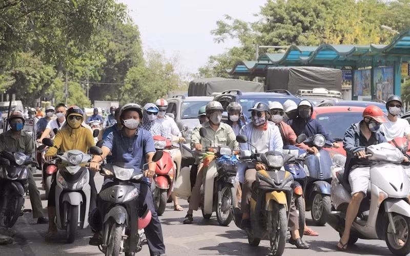 Lượng xe máy quá lớn là một trong những nguyên nhân gây ùn tắc giao thông và ô nhiễm môi trường không khí ở Hà Nội. 