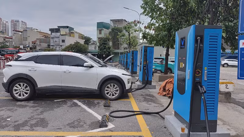 Hà Nội cần gấp rút quy hoạch vị trí, xây dựng trạm sạc, bảo đảm nhu cầu cho người dân. Ảnh: Văn Học. 