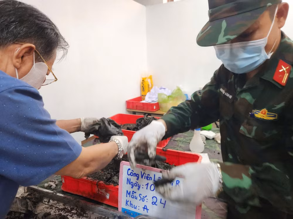 Việc thu nhận mẫu ADN vừa góp phần hoàn thiện cơ sở dữ liệu quốc gia, vừa mở ra cơ hội xác định danh tính cho nhiều liệt sĩ còn thiếu thông tin, giúp các anh trở về với quê hương và người thân sau nhiều năm mong đợi - Ảnh: VGP/LA 