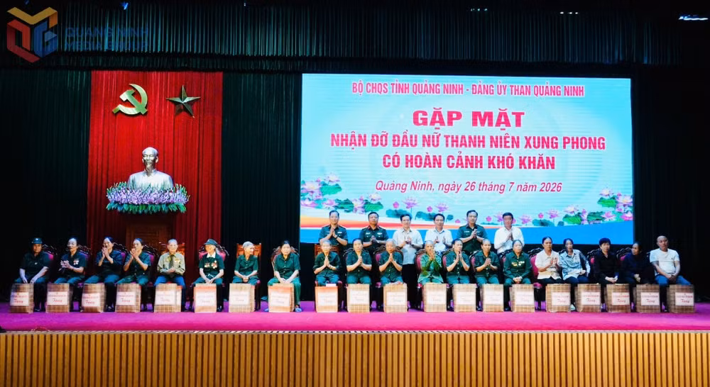 Bộ Chỉ huy Quân sự (CHQS) tỉnh phối hợp với Đảng ủy Than Quảng Ninh nhận đỡ đầu nữ 22 thanh niên xung phong (TNXP) có hoàn cảnh khó khăn trên địa bàn tỉnh. 