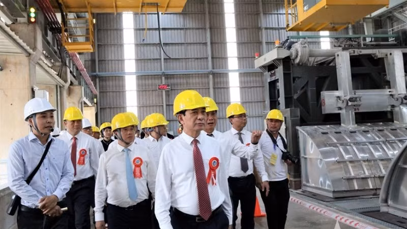 Đại tướng Phan Văn Giang và các đại biểu tham quan xưởng điện phân nhôm tại Nhà máy Điện phân Nhôm Đắk Nông.