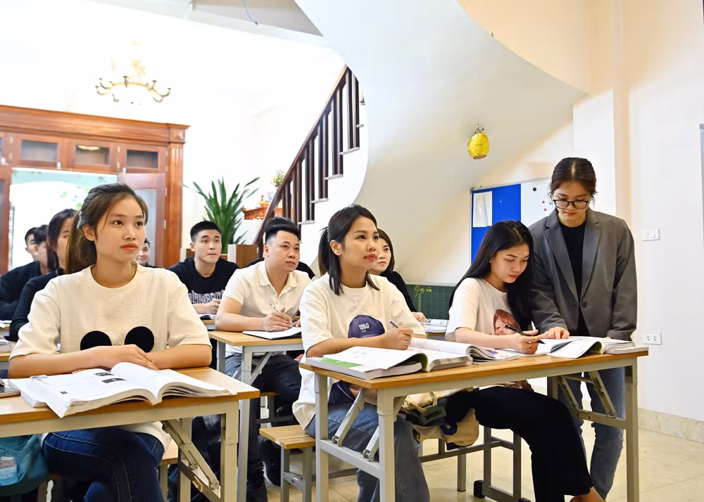 Các học viên luyện tiếng Hàn Quốc, chuẩn bị xuất ngoại. Ảnh: VĂN HỌC