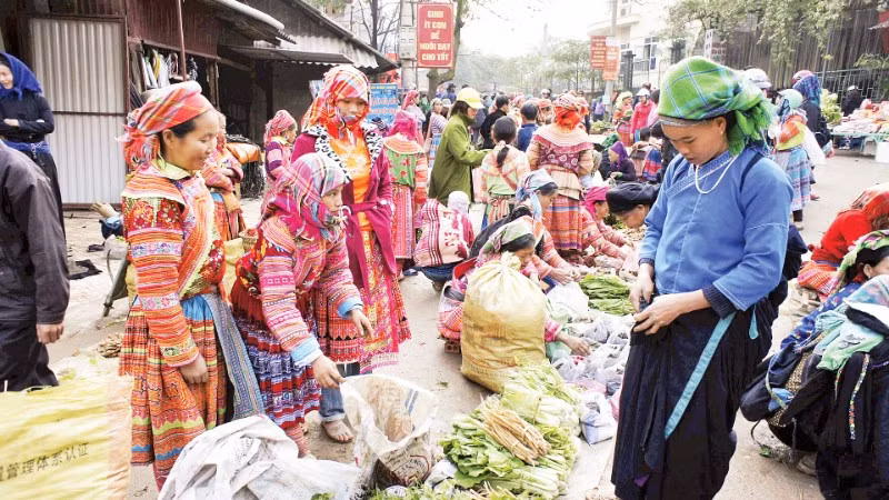 Đa dạng sắc màu, sáng bừng phiên chợ quê. 